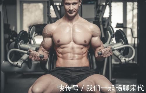 动作|怎么才能更快练出胸肌中缝？选错动作，再努力也很难让胸肌增长