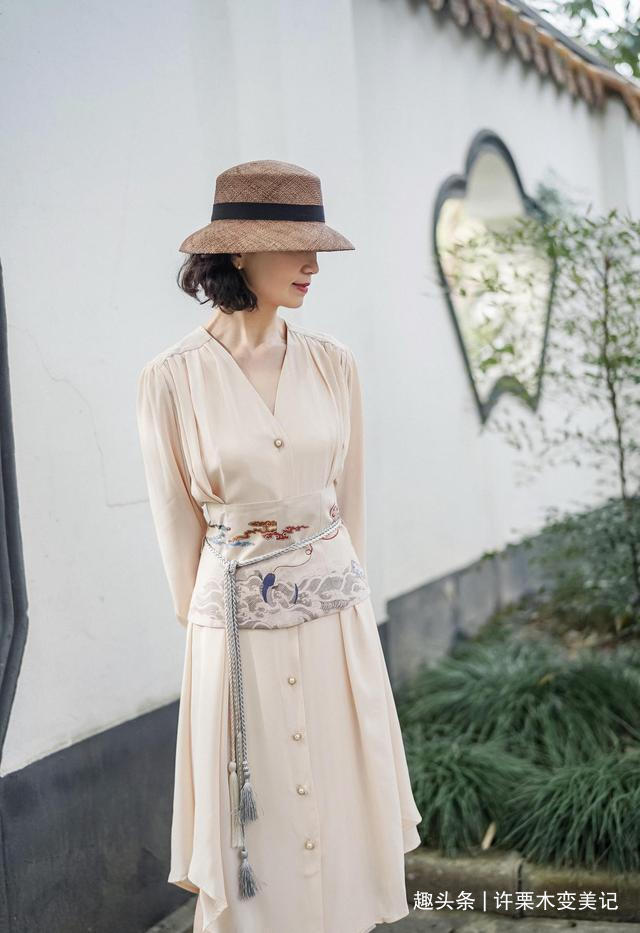 裙装 女人过了50岁,尽量不要衬衫配阔腿裤,学三木妈妈这样穿真优雅