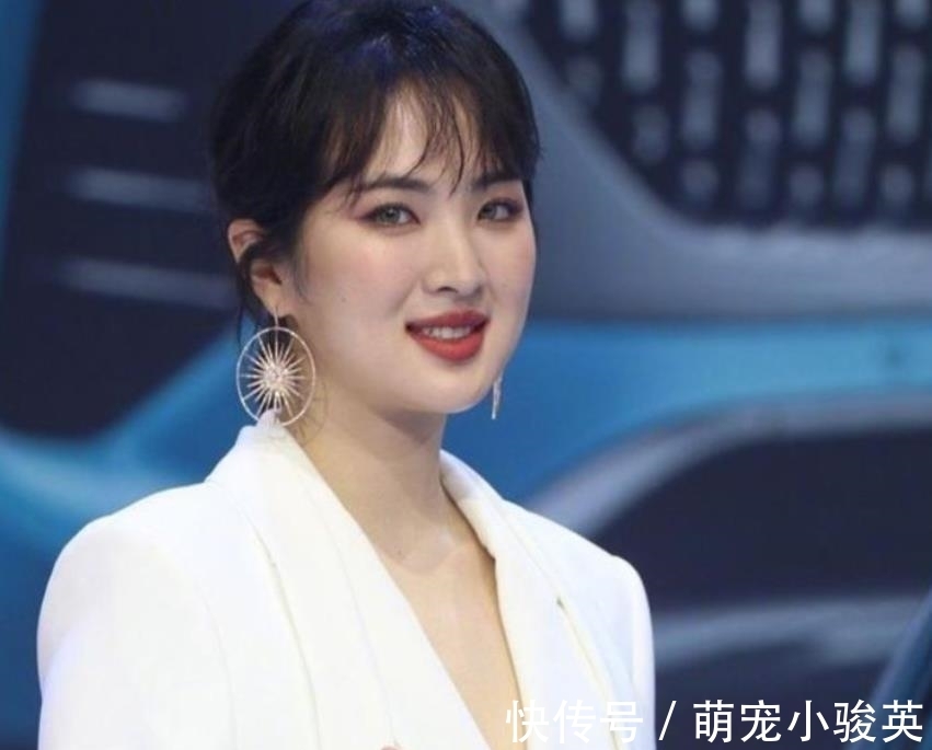 龔俊|《中餐廳5》海報(bào)：姚安娜獨(dú)自站后排，顏值普通頭比周也大一圈