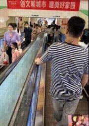|搞笑GIF：小伙子，你这是看到什么了？笑得这么大声
