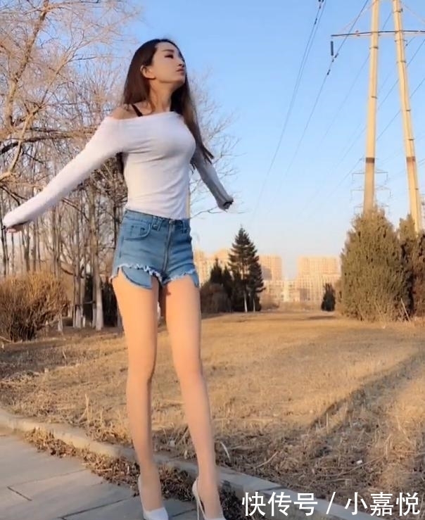 丝袜|牛仔短裤+肉色丝袜,穿出的冬季的美腿效果,极具青春美!