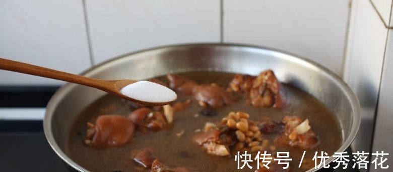 猪手|黄豆炖猪手，满满的胶原蛋白，鲜嫩软烂，吃着太过瘾了！