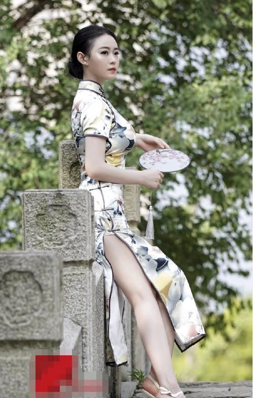 旗袍穿出气质,叉开的刚刚好,一般人养不起