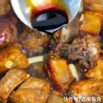  每次做这道胡萝卜土豆炖排骨，隔壁小孩都会来敲门