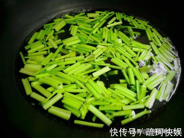 芹菜|芹菜和这菜是“黄金搭档”,营养和口感比豆腐干还好,孩子特爱吃