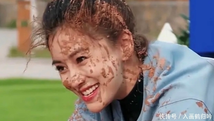 跑男 宋雨琦砸baby脸吐口水后,后台拿开水倒助理,有后台撑腰做事嚣张