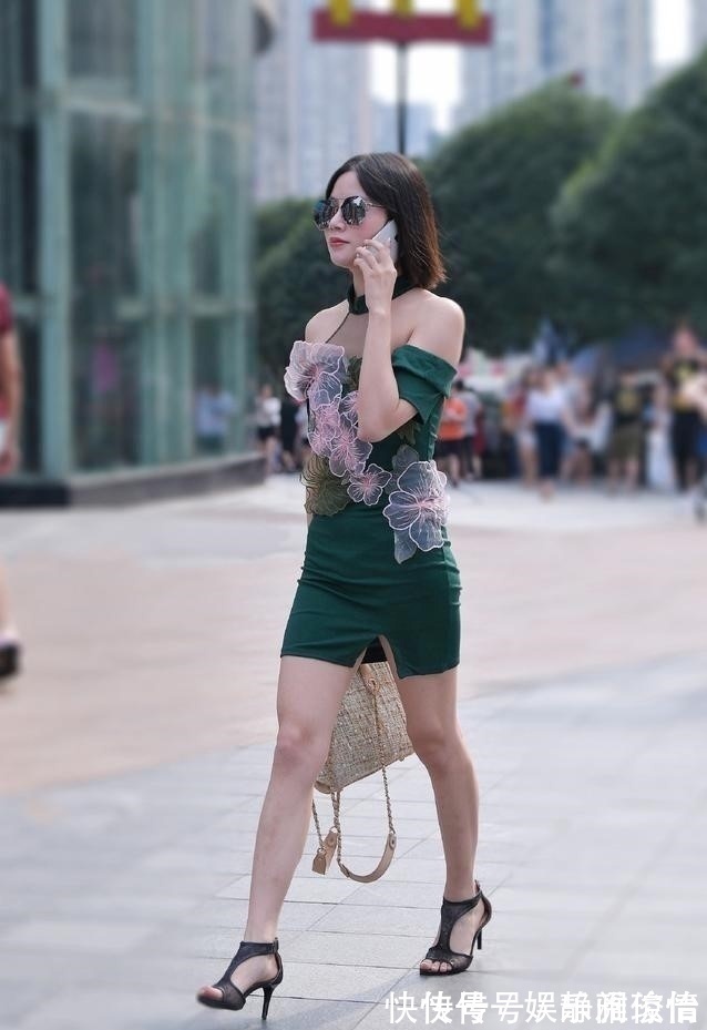 时髦 缤纷夏季,穿款式时髦雅致的露肩短裙,清凉舒适还显气质