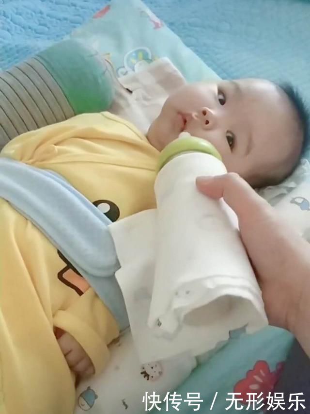 捆绑|宝宝被妈妈“捆绑”喂奶,宝宝扭头拒绝萌翻了,网友笑称士可杀不可辱