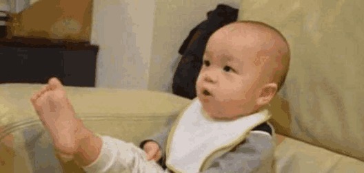 宝宝|宝爸给1岁宝宝喂饭, 宝妈进来看到这一画面, 乐的哈哈大笑!