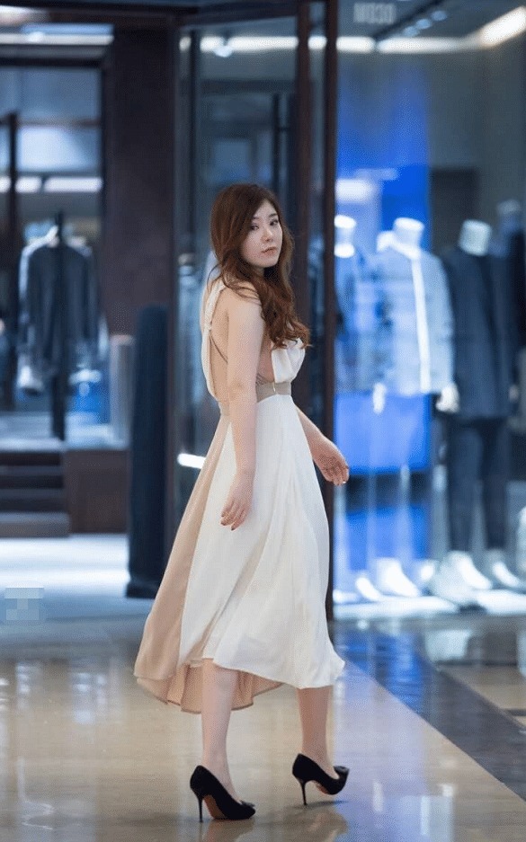 上穿着一|街拍:30岁辣妈美成这样,找谁说理去?