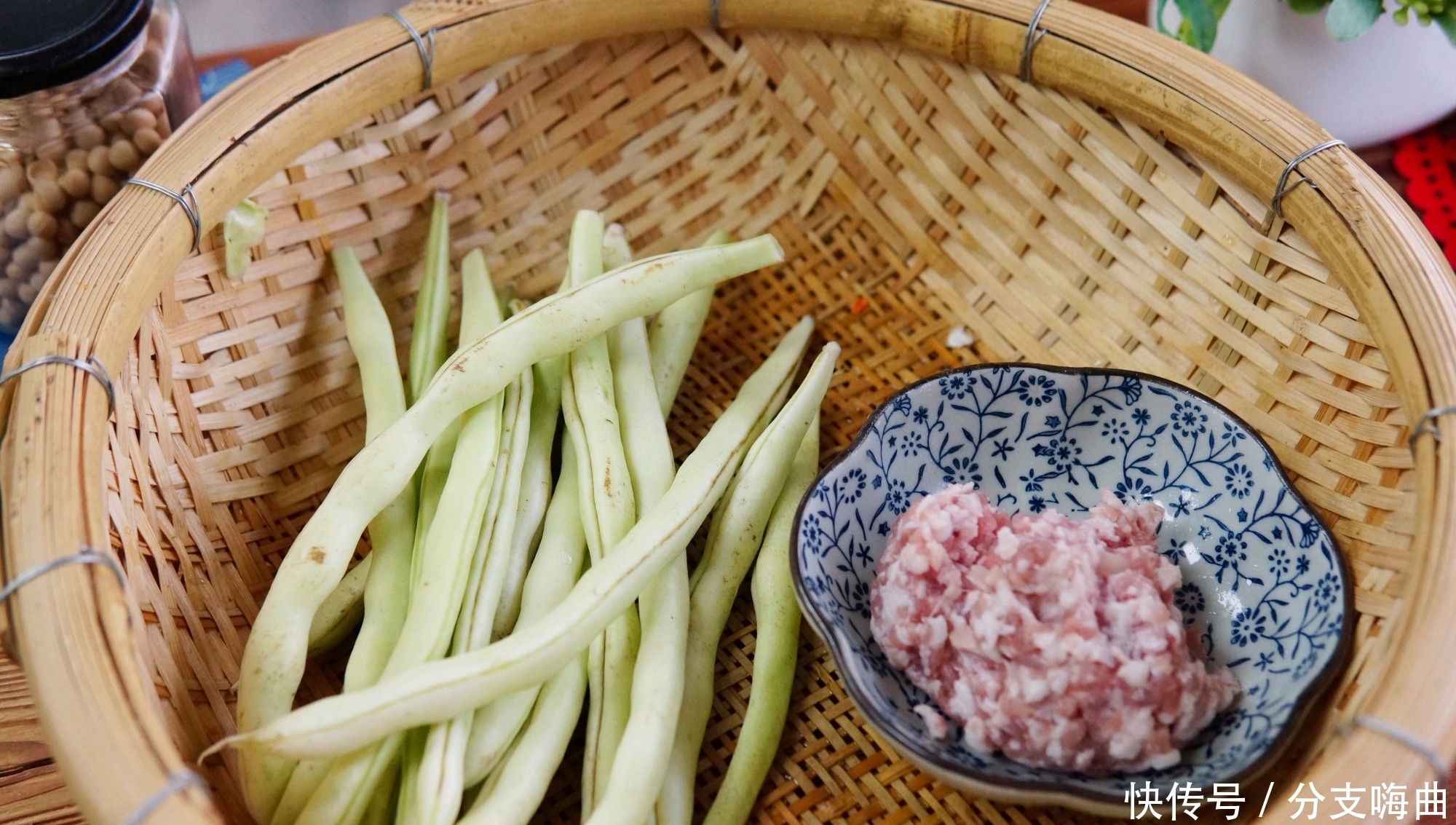 一两个人“就地过年”,教你用这2样做道下饭菜,拌面拌饭都贼香