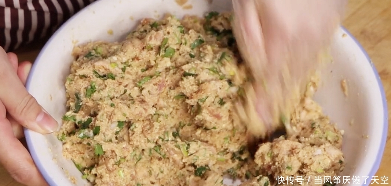 炸丸子,记住不要放面粉跟淀粉,教你一个做法,外酥里嫩不吸油