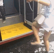 |搞笑GIF：妹子跟了我吧，这样的男友不能要啊！