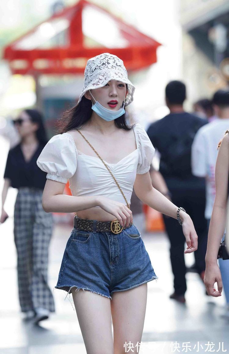 美腿 清新活泼的打底裤装扮不乏气质感,凸显修长美腿,简单装扮