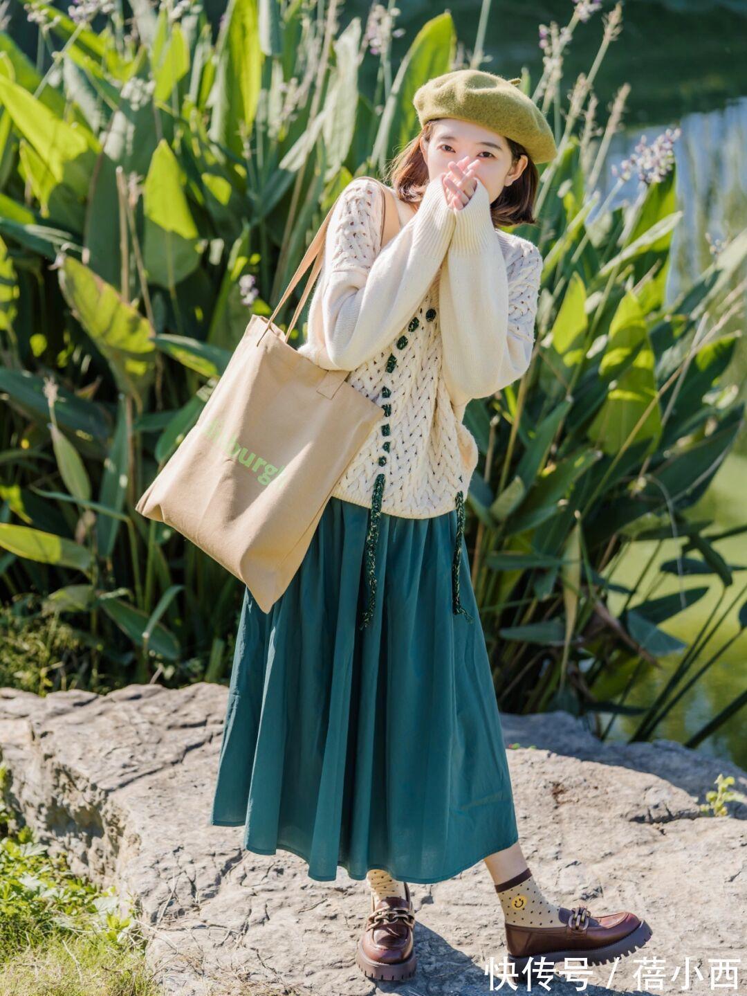 牛角扣|紧身裤过时了,这个冬季流行“毛衣+半身裙”,轻松穿出不俗气质