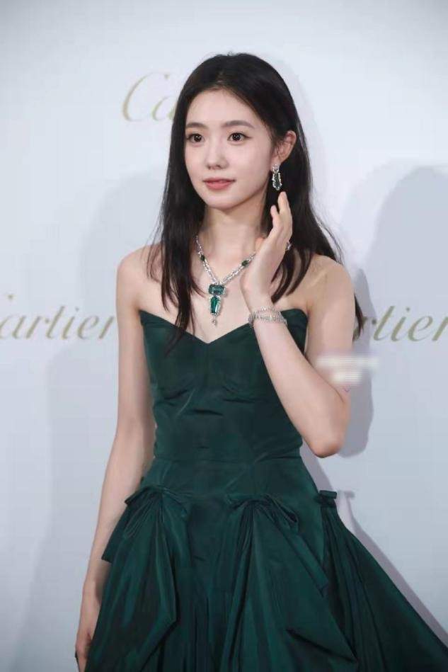 刘浩存|谋女郎刘浩存亮相活动,墨绿长裙穿出寡淡感,清淡妆容太没记忆点