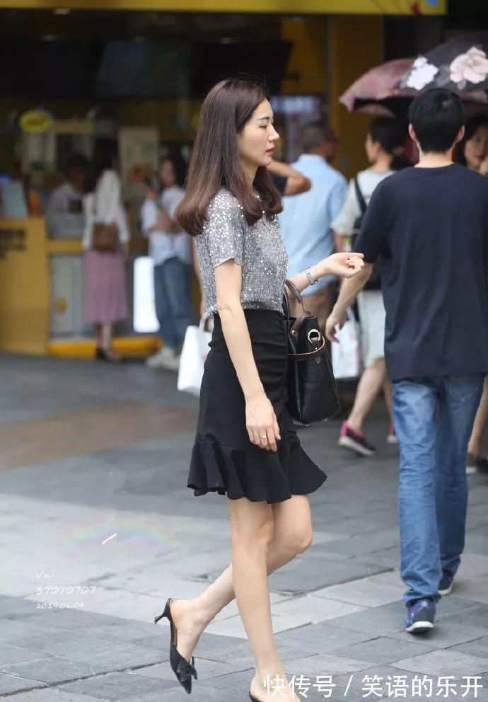 高跟鞋 美女脚上一双尖头的高跟鞋,让她走出一种成熟又魅力的姿态