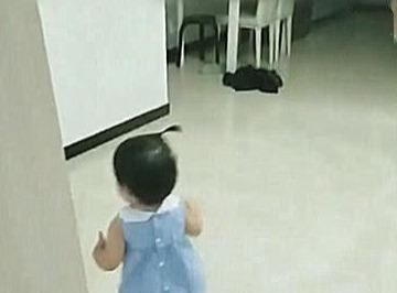 爸爸|爸爸喝醉睡在马桶上,妈妈生气不管,1岁女儿的举动不愧是小棉袄