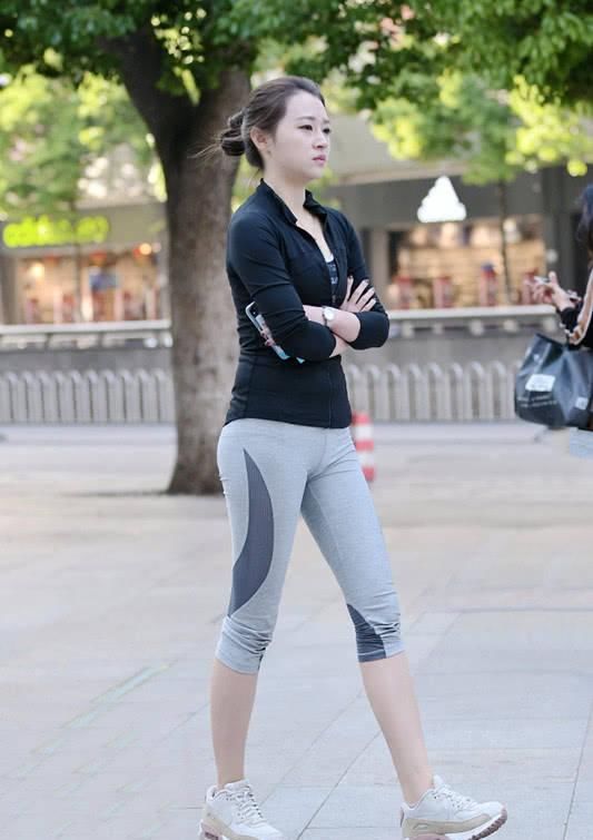 街拍美女：身姿挺拔，亭亭玉立的小姐姐，气质特别好