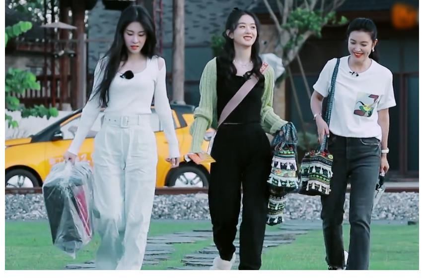 下期《中餐廳》未播先火，趙麗穎化身“趙小刀”，懟得黃曉明無(wú)言