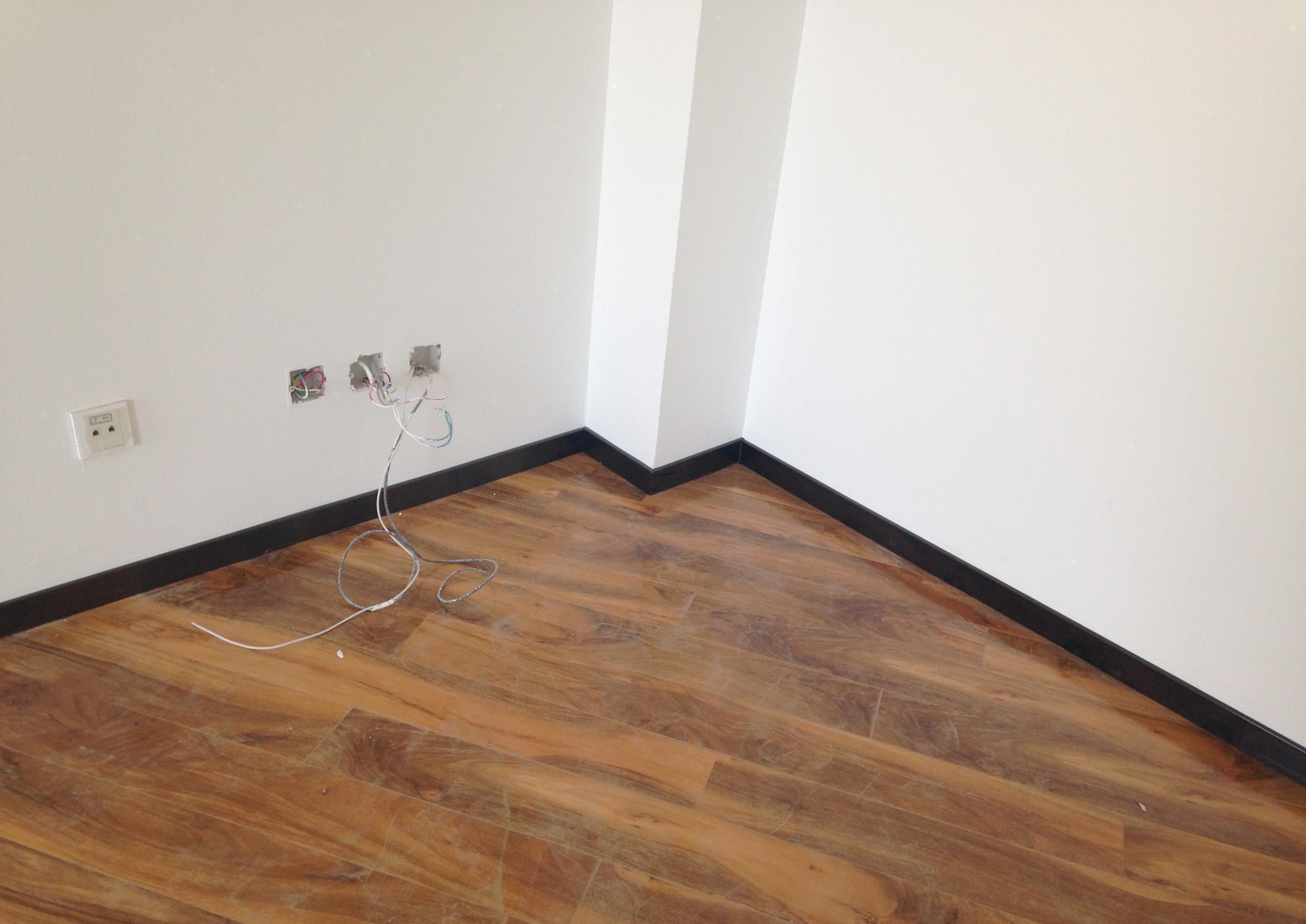 墙面|踢脚线有什么用?外国人家里看不到踢脚线,他们是怎样装修的?