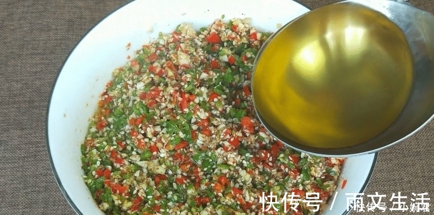 做法|“万能的蒜蓉辣酱”，教你最正宗的做法，拌啥都好吃，实在太香了