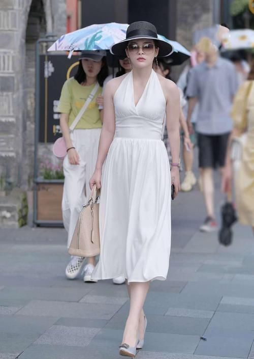 高跟鞋 1万元的奢侈白裙,贵妇穿出高级感,算不算是“白富美”呢