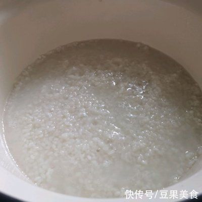 快手|简单快手又下饭的丝瓜海鲜煲仔饭，吃起来那叫一个香