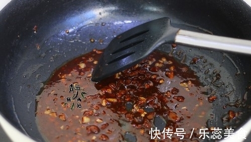 给菠菜粉丝来个“热”拌，酱香浓郁超好吃，一筷子下去就停不下来