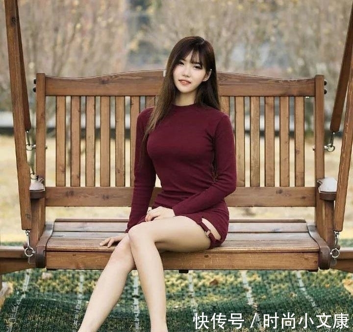 知性|入秋一身成熟知性的酒红色连衣裙搭配,简单优雅,轻松穿出高级感