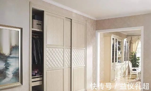 嵌入式|卧室大衣柜早就被淘汰了,如今都流行装这种,实用又省地方