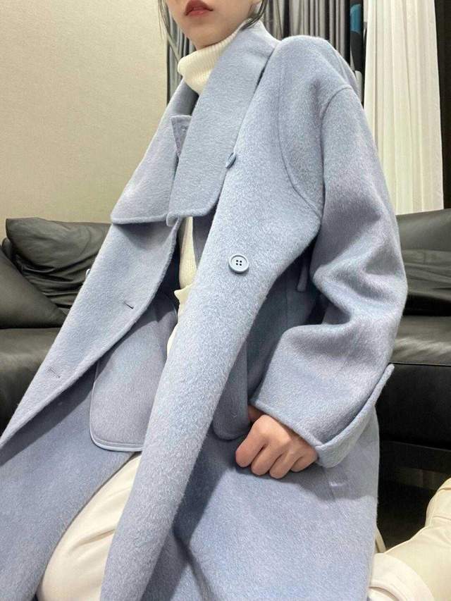 大衣|不止黑白灰经典,今冬更流行雾霾蓝大衣,时髦又百搭,太经典了