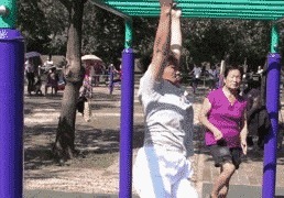 |搞笑GIF段子: 我以为是个王者,谁知道他是个青铜