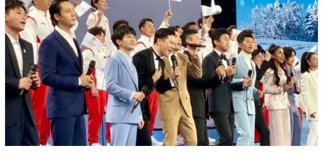 全红婵有多火?央视大合唱站C位,陈伟霆跟她热聊,邓超半蹲合影