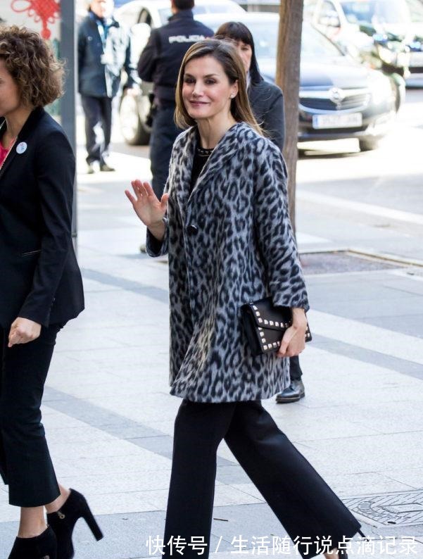 深色 降温怎么穿搭西班牙王后抗冻有一套，时尚并不意味着一定露腿！