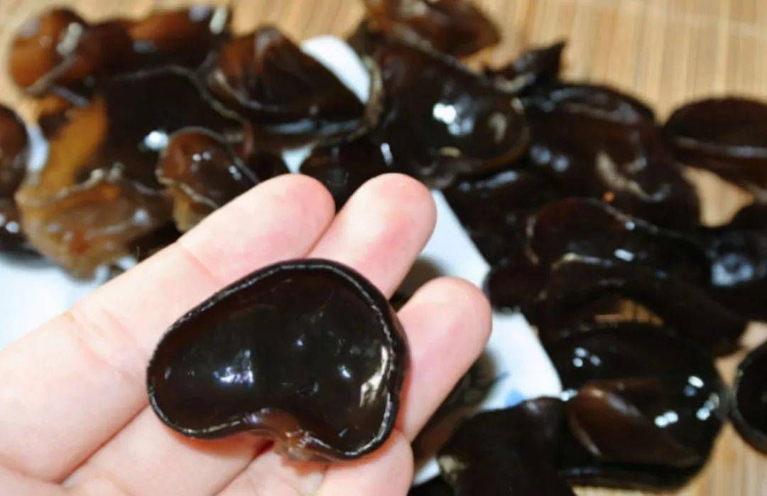 木耳一下锅就“炸锅”,太吓人?掌握4技巧,保证不炸锅,更脆爽