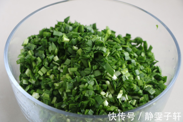 一把韭菜5斤饺子皮，做懒人早餐，比韭菜盒子好吃，一口气吃10个