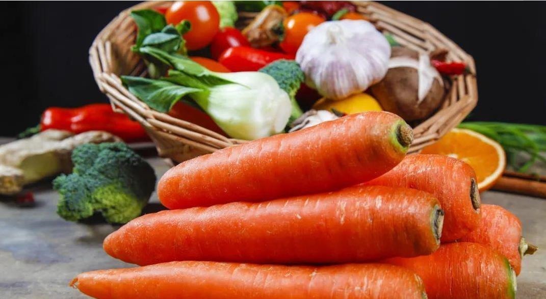 配眼镜|孩子近视,爸爸不许配眼镜,配一次摔一次,眼科医生:真是太无知