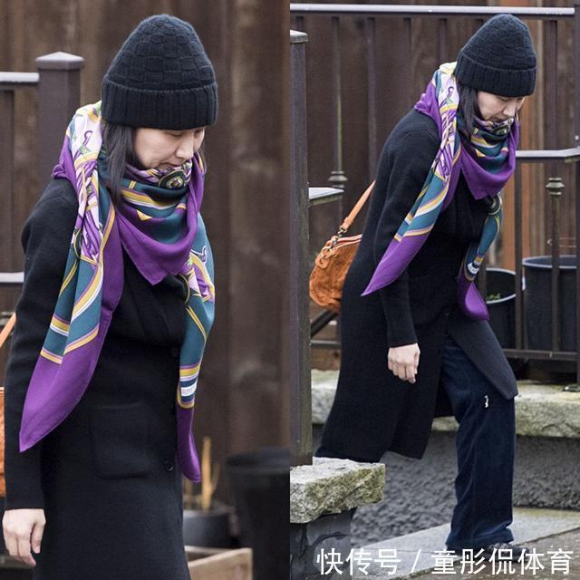 土褐色 孟晚舟终于走出别墅!穿修身针织衫腰身立显,搭配丝巾眼神太霸气