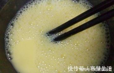 蒸蛋时,别直接上锅蒸!教你正确方法,鸡蛋嫩滑入味,好吃不腻!