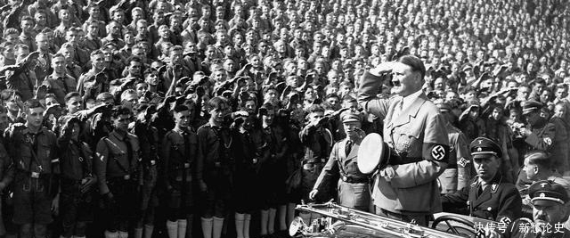 希特勒|1936年老照片，没有对希特勒举纳粹礼的工人，后来怎么样了？