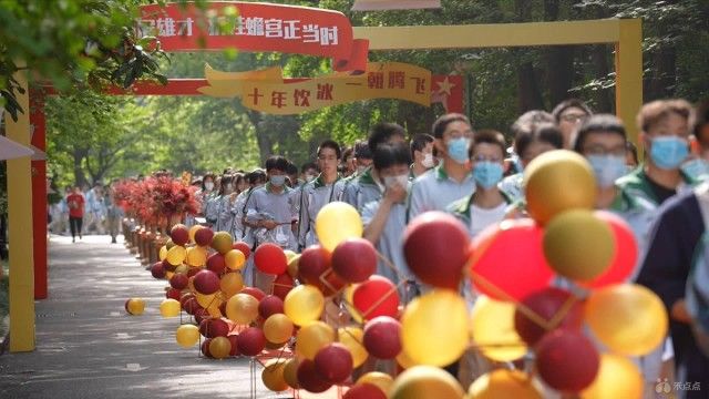 嘉兴一中实验学校|高考首日，嘉兴一中实验建起一条“高考大道”！