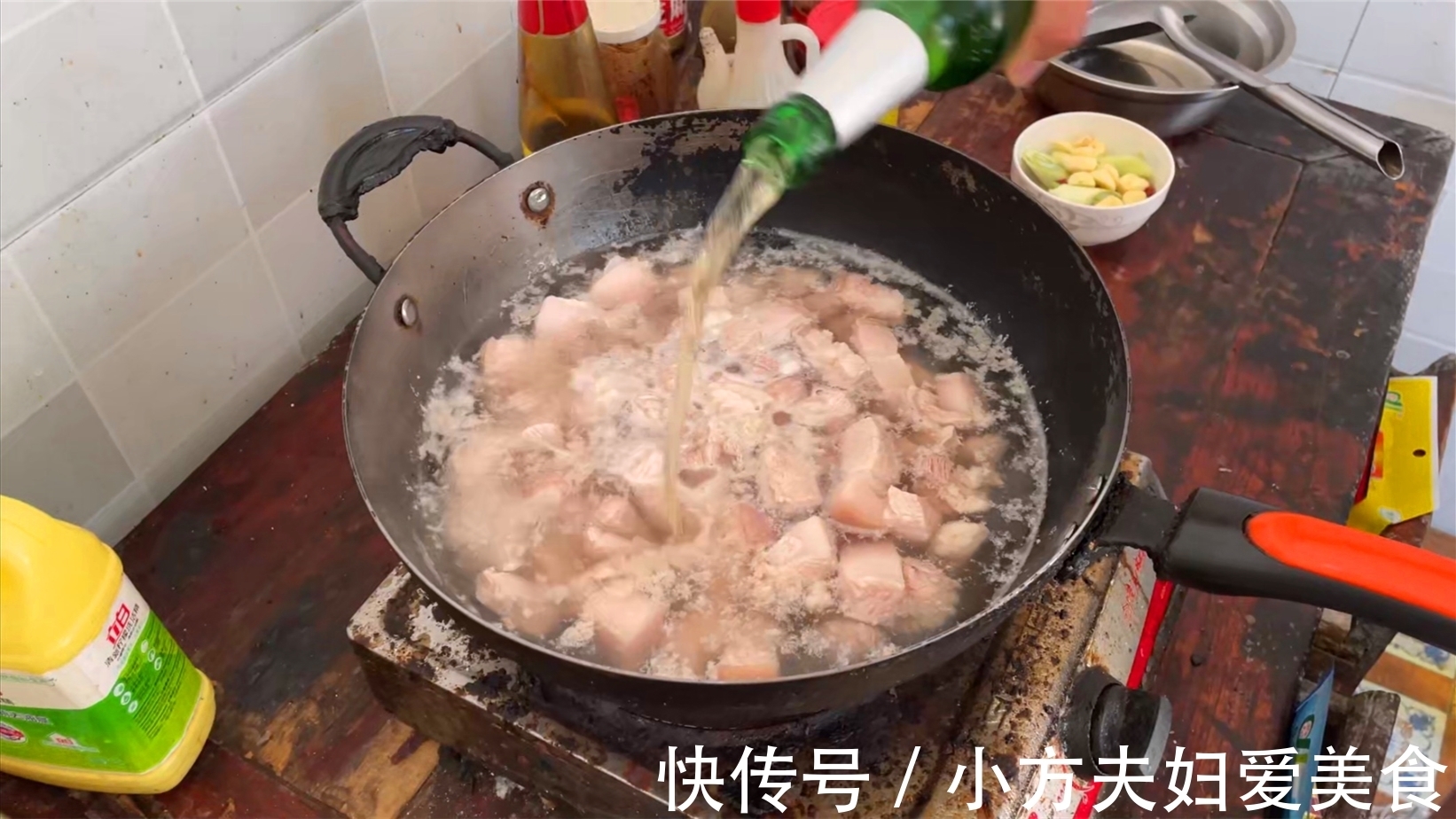 小方秘制红烧肉，色泽诱人肥而不腻，比饭店里做的都好吃！