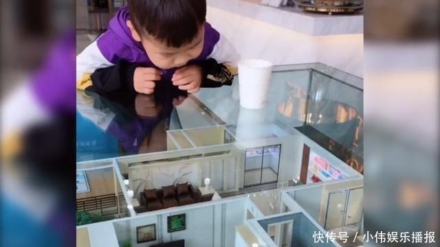 爸爸妈妈|爸爸妈妈带儿子逛售楼处,孩子盯着沙盘不动,走近一看服了