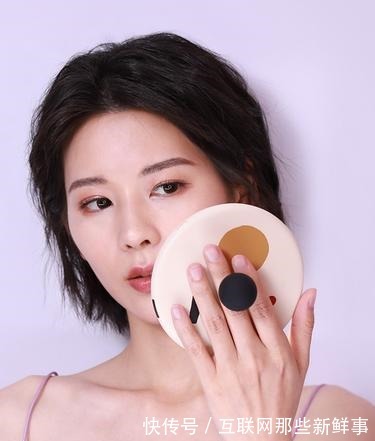 定妆 涂粉底液时,注意这几个误区!免得再贵的粉底液也白用!