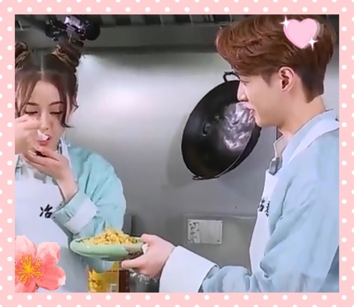 张艺兴、热巴对战,黄磊吐槽像小两口打架,两人一起做饭画面更甜