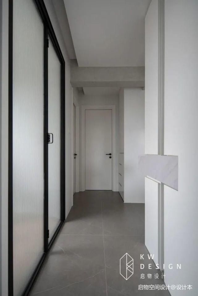 榻榻米|76㎡小三居,经典黑白灰+飘窗榻榻米,从玄关美到卧室