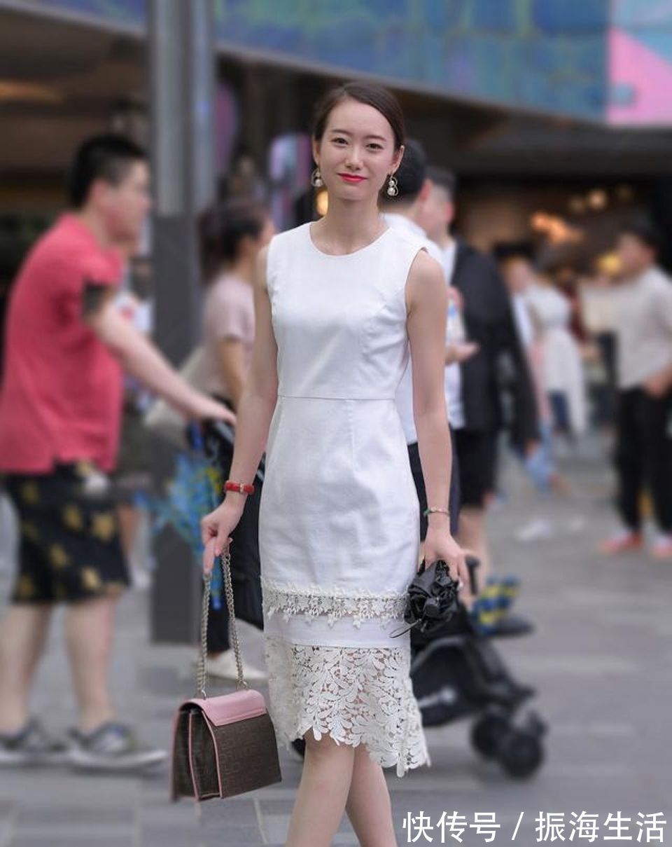 后腰处|街拍,美女灰色的T恤衫搭配蓝色牛仔裤,显高又显瘦
