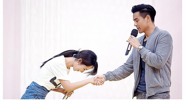 明星也瘋狂，見(jiàn)到偶像立馬忘記身份，秦霄賢遭遇大型社死現(xiàn)場(chǎng)