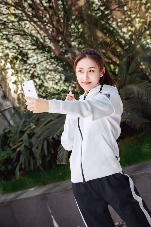 黑白色运动套装，满满的青春少女气息，这才是女生该有的活力